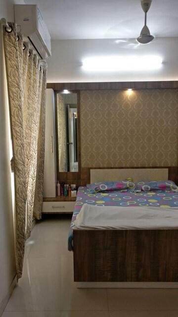Bedroom in 3 BHK Apartment at Hiranandani Estate – for Rent
