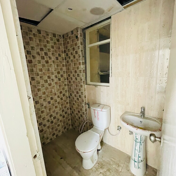 Bathroom, mahagun-mantra-i 2 Bedroom 610 Sq.Ft. Apartment In Vaidpura Greater Noida 7979991