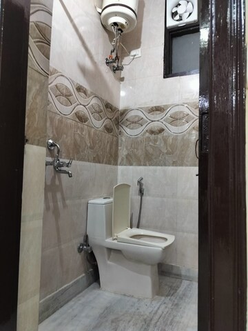 Bathroom in 1 BHK Builder Floor at RWA Residential Society, Sector 40 – for Rent
