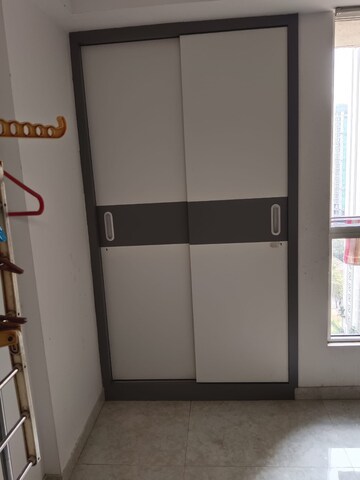 Room in 3 BHK Apartment at Lodha Amara, Kolshet Road – for Sale