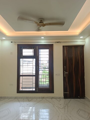 Room in 4 BHK Apartment at Sector 52 – for Rent