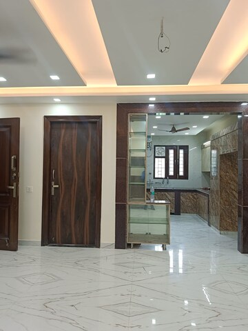 Room in 4 BHK Apartment at Sector 52 – for Rent