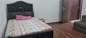 Bedroom in 4 BHK Apartment at Sector 40 – for Rent