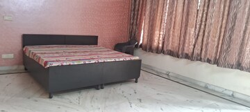 Bedroom in 4 BHK Apartment at Sector 40 – for Rent