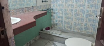 Bathroom in 4 BHK Apartment at Sector 40 – for Rent