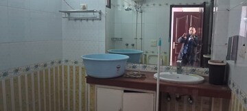 Attached Bathroom in 4 BHK Apartment at Sector 40 – for Rent