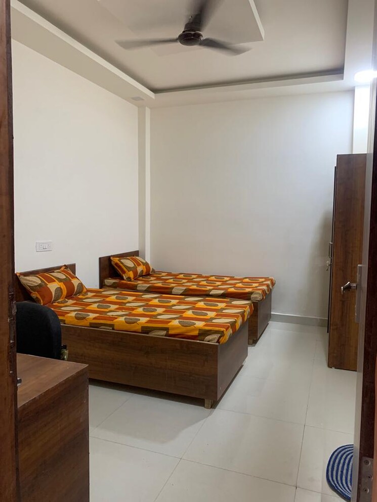 Room, sector 63 Pg For Girls In Sector 63 7980233