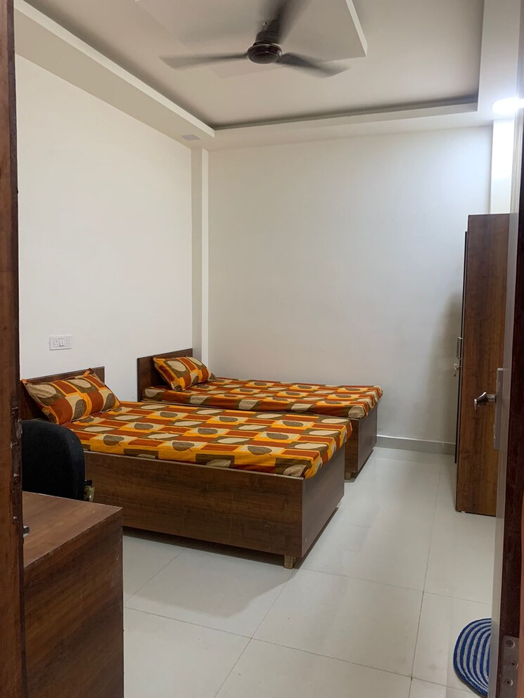 Room, sector 63 Pg For Girls In Sector 63 7980318