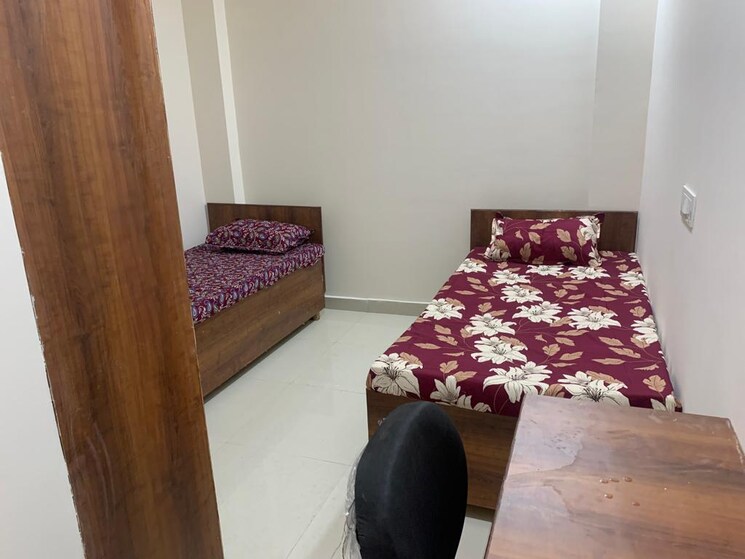Room, sector 63 Pg For Girls In Sector 63 7980324