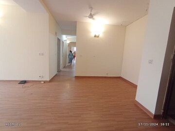 Room in 3 BHK Apartment at Unitech Heritage City, Sector 25 – for Rent