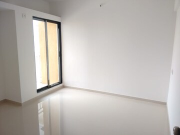 Room in 2 BHK Apartment at Kalpataru Paramount, Kapur Bawdi – for Rent