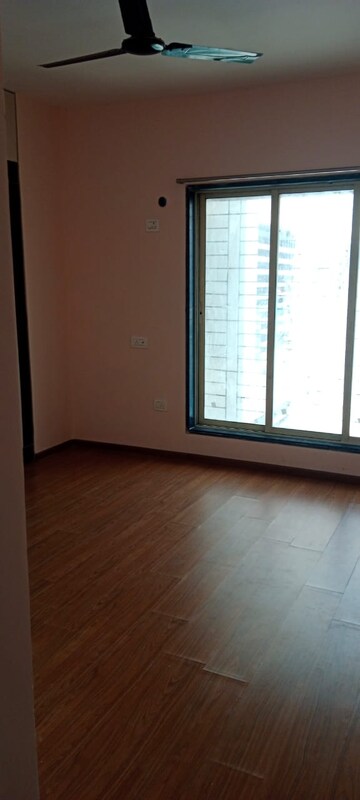 Room in 2 BHK Apartment at Piramal Vaikunth, Balkum Pada – for Rent