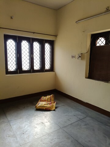 Room in 5 BHK Independent House at Vikas Nagar – for Rent