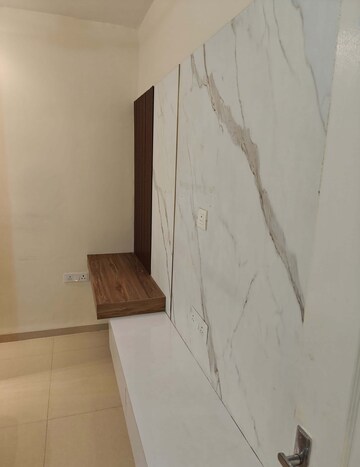 Room in 3 BHK Apartment at Omaxe The Palace, Gomti Nagar – for Rent