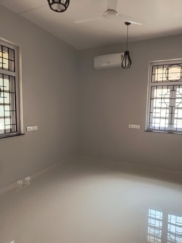 Room in 2 BHK Apartment at Bandra West – for Rent