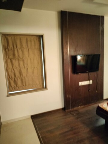 Room in 3 BHK Apartment at Khar West – for Rent