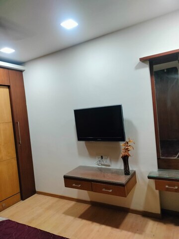 Room in 3 BHK Apartment at Khar West – for Rent