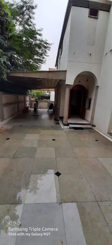 Parking in 4 BHK Villa at Thaltej – for Rent