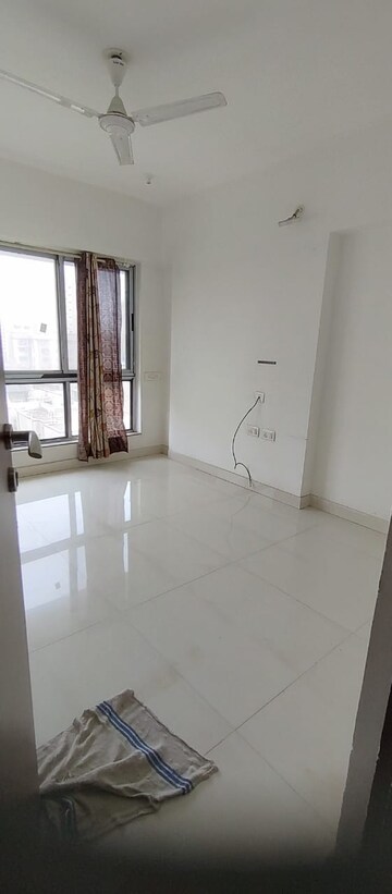 Room in 3 BHK Apartment at Tattva Mittal Cove, Andheri West – for Rent