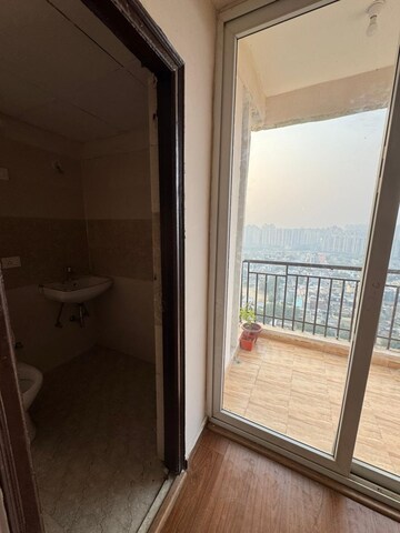 Room in 2 BHK Apartment at Amrapali Golf Homes, Sector 4, Greater Noida – for Rent