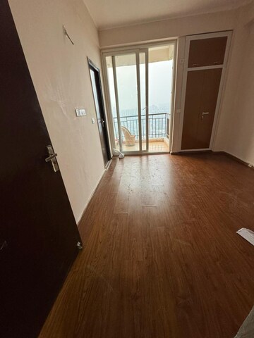 Room in 4 BHK Apartment at Kbnows Apartment, Sector 16 Greater Noida – for Rent