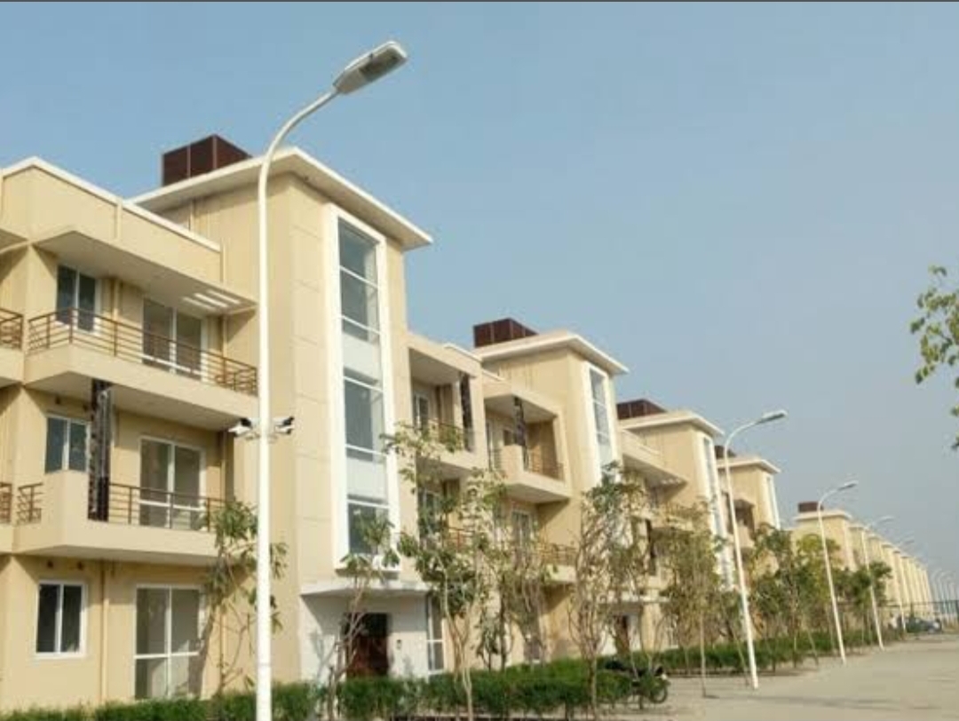 3 BHK Builder Floor For Sale in BPTP Parkland Pride