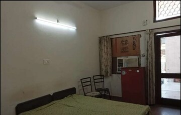 Room in 2 BHK Builder Floor at Sector 21 – for Rent