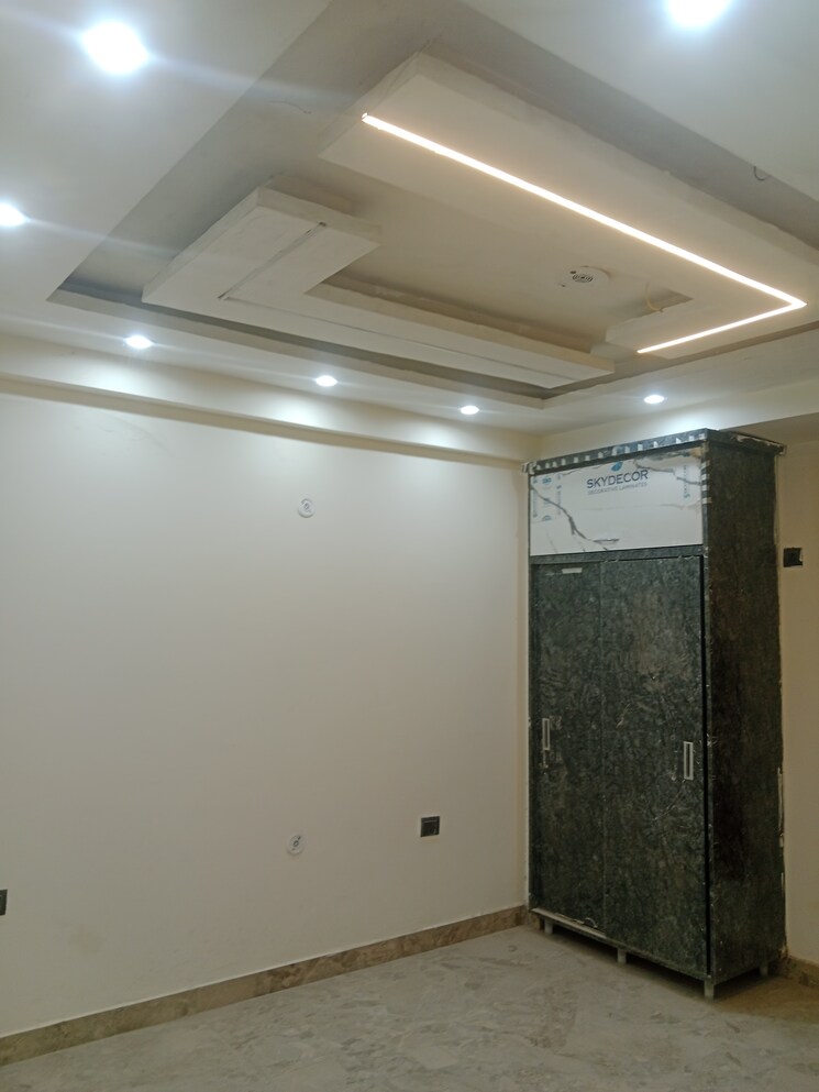 Room, sector 73 3 Bedroom 1500 Sq.Ft. Builder Floor In Sector 73 Noida 7982012