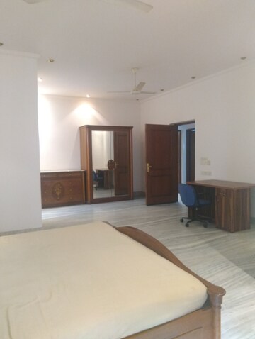 Room in 2 BHK Builder Floor at Defence Colony – for Rent