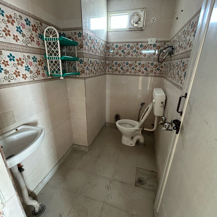 Bathroom, kotla mubarakpur 1 RK 400 Sq.Ft. Builder Floor In Kotla Mubarakpur Delhi 7982104