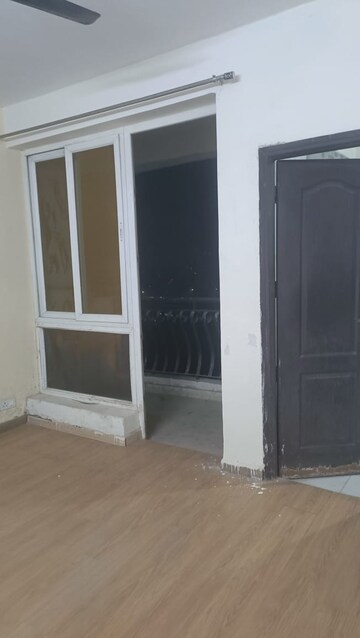 Room in 2 BHK Apartment at Amrapali Silicon City, Sector 76 – for Rent