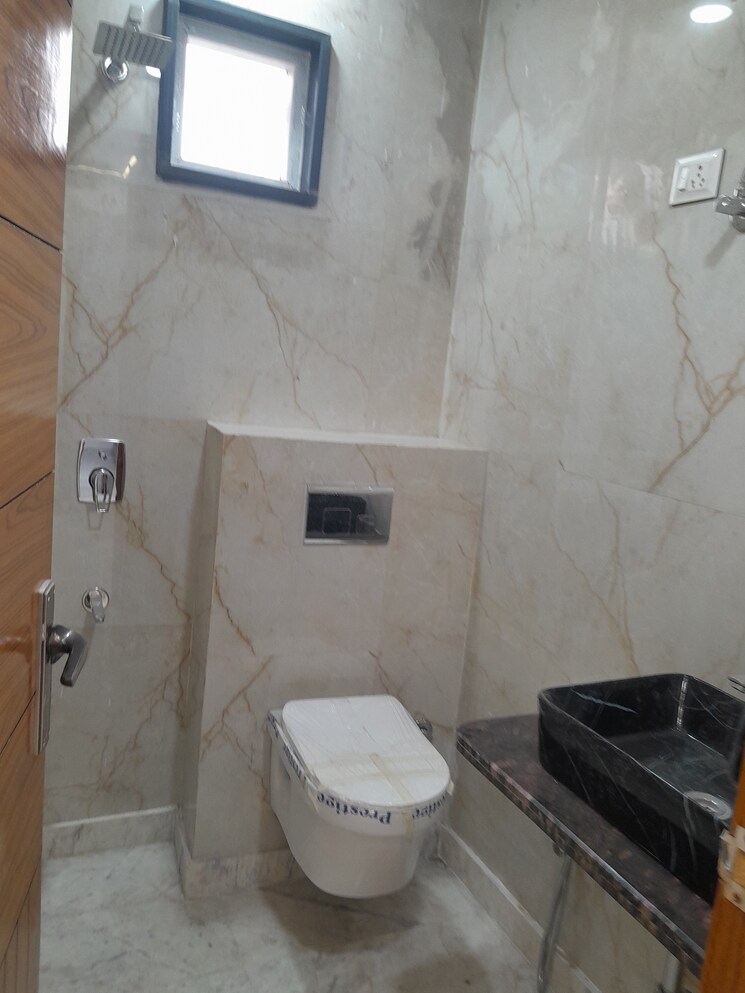 Bathroom, rohini sector 11 2 Bedroom 52 Sq.Mt. Builder Floor In Rohini Sector 11 Delhi 7982288