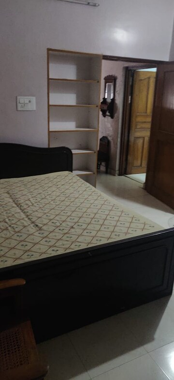 Master Bedroom in 2 BHK Independent House at Gomti Nagar – for Rent
