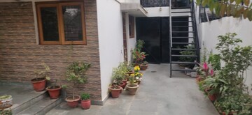 Parking in 2 BHK Independent House at Gomti Nagar – for Rent