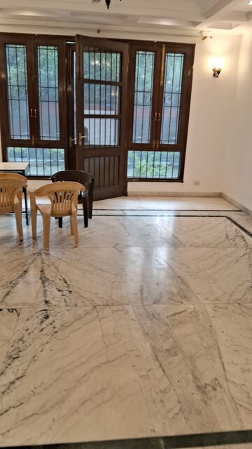 Room in 4 BHK Apartment at Emaar MGF Emerald Hills, Sector 65 – for Rent