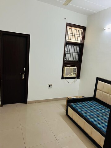 Room in 3 BHK Builder Floor at Sector 14 – for Rent