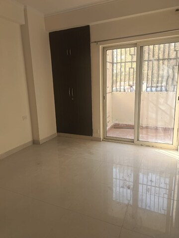 Room in 3 BHK Apartment at Gardenia Golf City, Sector 75 – for Rent