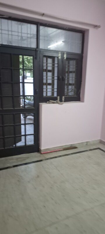 Room in 2 BHK Independent House at Gomti Nagar – for Rent