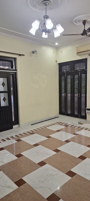 Room in 2 BHK Independent House at Gomti Nagar – for Rent