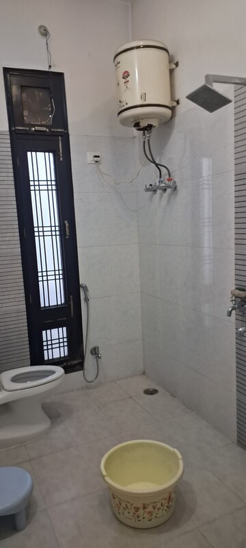 Attached Bathroom in 2 BHK Independent House at Gomti Nagar – for Rent
