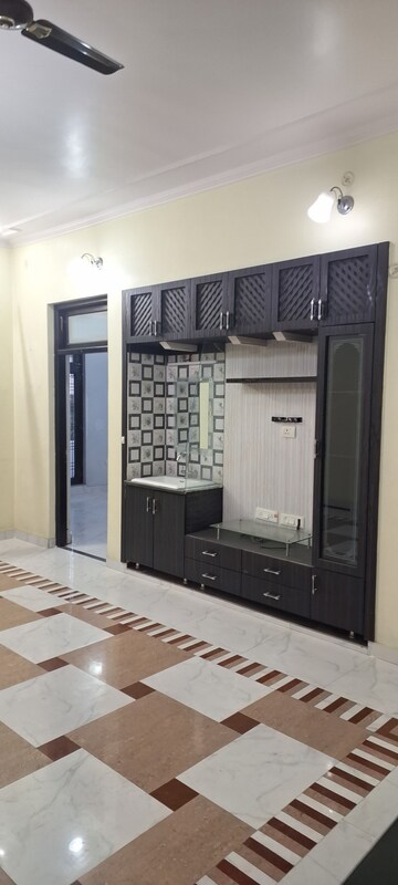Room in 2 BHK Independent House at Gomti Nagar – for Rent