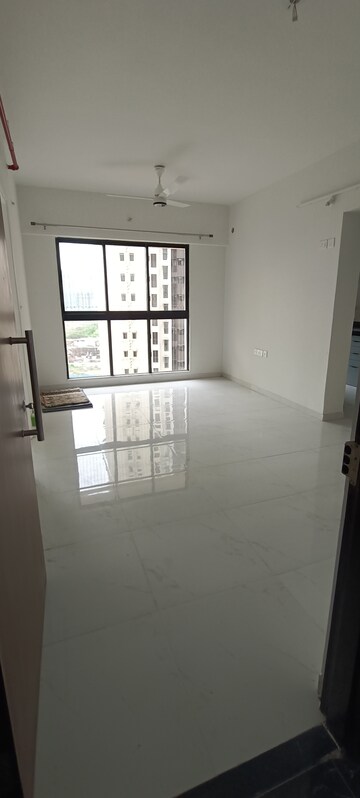 Room in 1.5 BHK Apartment at Runwal Gardens, Dombivli East – for Rent