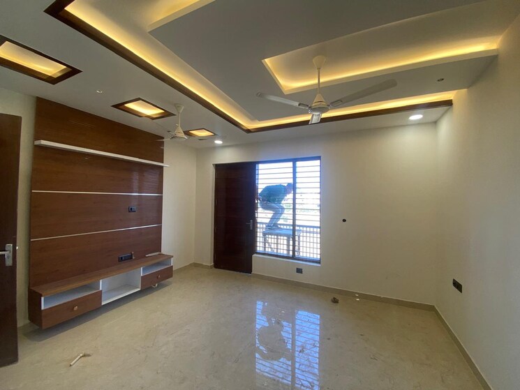 Room, sector 85 4 Bedroom 350 Sq.Yd. Builder Floor In Sector 85 Faridabad 7982704