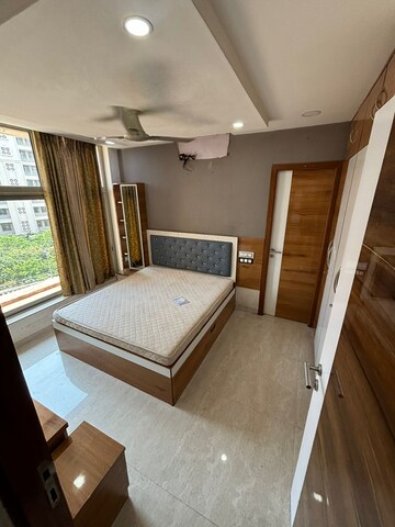 Room in 2 BHK Apartment at Hiranandani Obelia The Walk, Ghodbunder Road – for Rent