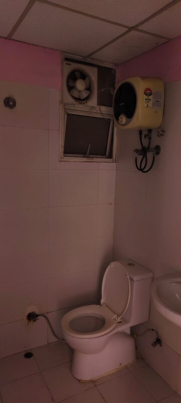 Master Bedroom in 2 BHK Apartment at Gomti Nagar – for Rent