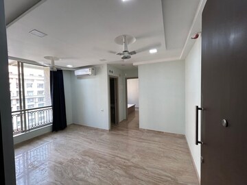 Room in 1.5 BHK Apartment at Hiranandani Lavinia, Ghodbunder Road – for Rent