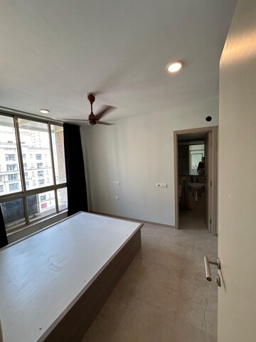 Room in 1.5 BHK Apartment at Hiranandani Lavinia, Ghodbunder Road – for Rent