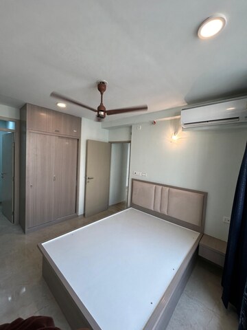 Room in 1.5 BHK Apartment at Hiranandani Lavinia, Ghodbunder Road – for Rent