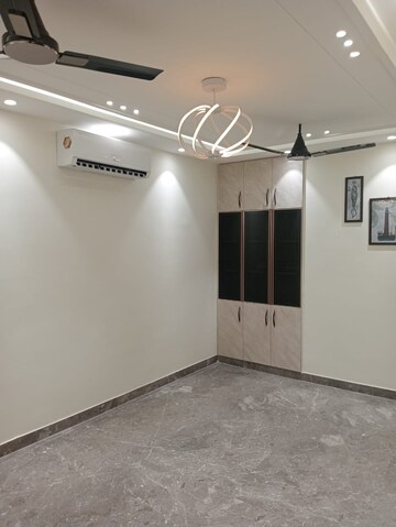 Room in 3 BHK Builder Floor at Paschim Vihar – for Rent