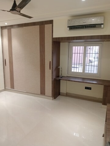 Room in 3 BHK Builder Floor at Paschim Vihar – for Rent